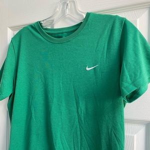 💚 Emerald green Nike athletic shirt 💚